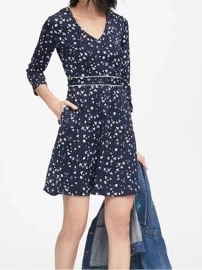 Banana Republic Navy & White Floral V-Neck 3/4 Sleeve Dress